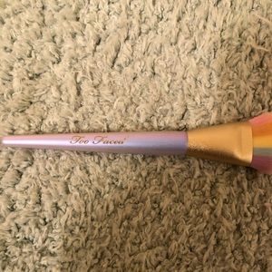 Too Faced Magic Rainbow Strobing brush